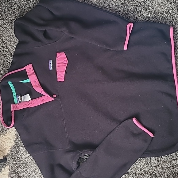 Patagonia Tops - Patagonia large women's synchilla pullover snap black purple 💜